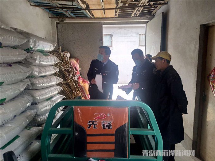 圖為西海岸新區農業綜合行政執法大隊執法隊員在檢查肥料經營情況。.jpg