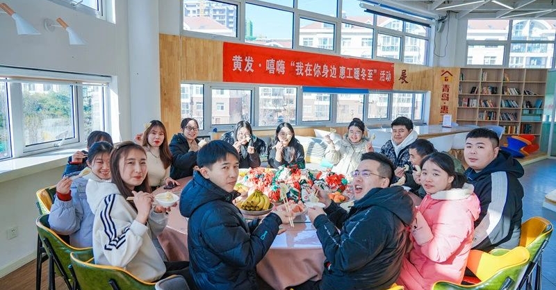 我在你身邊 惠工暖冬至 | 黃發·嘻嗨青年社區開展冬至惠工暖心活動